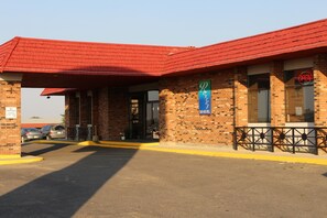Property entrance - Travelodge by Wyndham Swift Current (Swift Current)