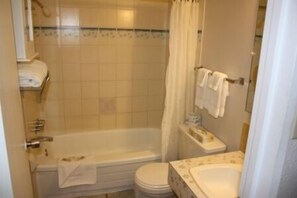 Suite, 1 chambre | Salle de bain | Ensemble douche/baignoire, articles de toilette gratuits, sèche-cheveux