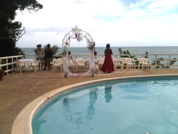 2 outdoor pools