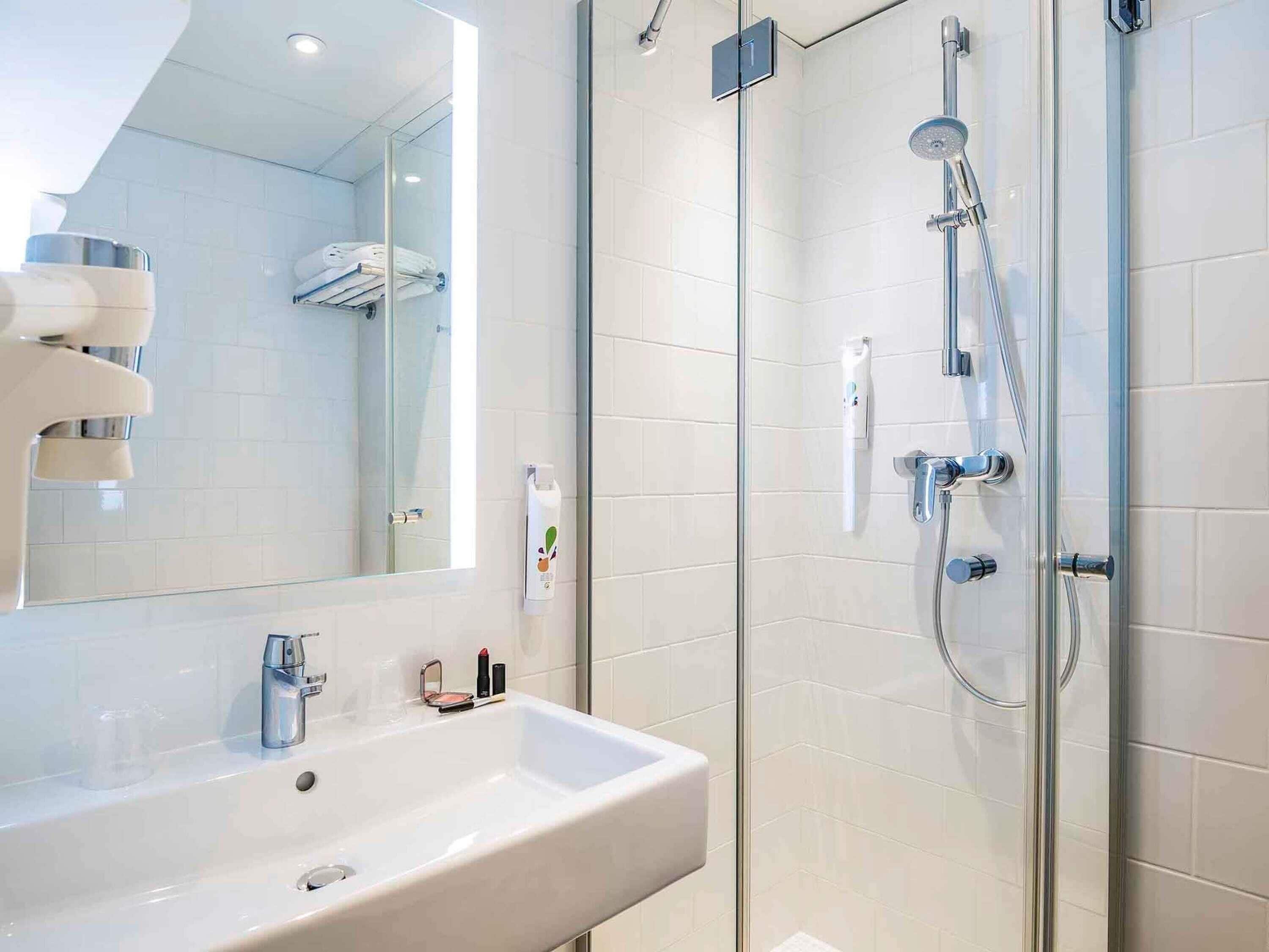 Verdunkelungsvorhänge, schallisolierte Zimmer, Bügeleisen/Bügelbrett