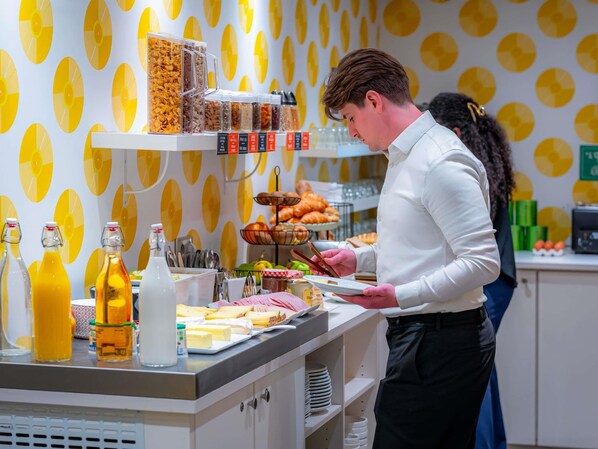 Un buffet proposant une variété de plats et d'accompagnements.