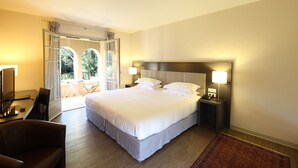 Superior Room | Minibar, in-room safe, WiFi (free) - Hotel Les Agassins (Le Pontet)