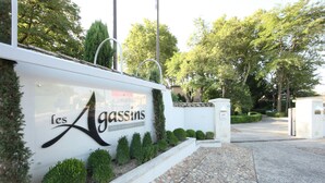 Property entrance - Hotel Les Agassins (Le Pontet)