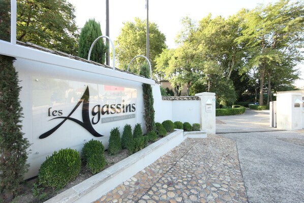 Property entrance - Hotel Les Agassins (Le Pontet)