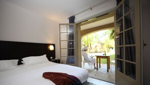 Comfort Room | Minibar, in-room safe, WiFi (free) - Hotel Les Agassins (Le Pontet)