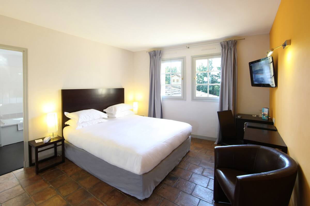 Classic Room | Minibar, in-room safe, free WiFi