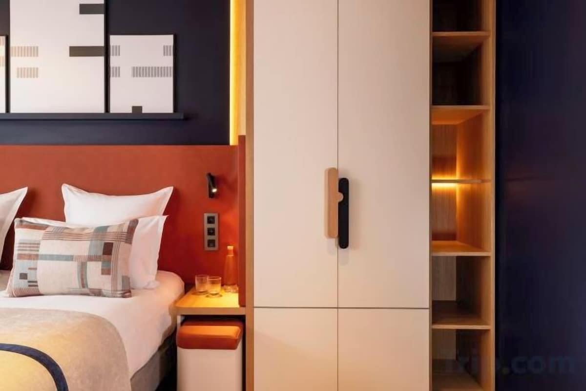 Premium bedding, in-room safe, desk, soundproofing