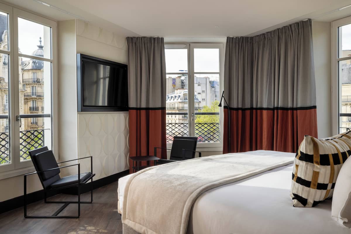 Suite Junior | 1 kamar tidur, seprai premium, minibar, dan brankas