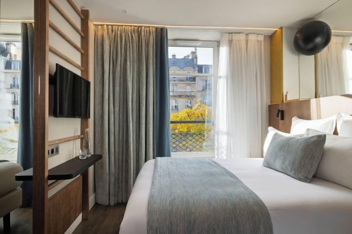 Premium bedding, in-room safe, desk, soundproofing