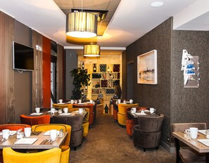 Desayuno buffet todos los días (EUR 18 por persona) 