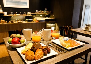 Petit déjeuner buffet (18 EUR par personne)