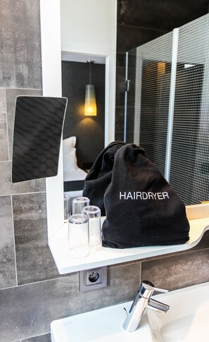 Douche, douche à « effet pluie », articles de toilette gratuits
