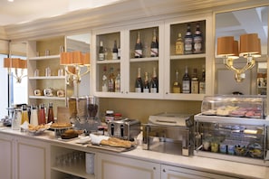 Café da manhã com buffet todos os dias (EUR 18 por pessoa) 