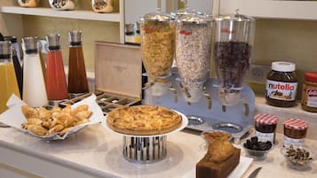 Desayuno buffet diario (EUR 18 por persona)