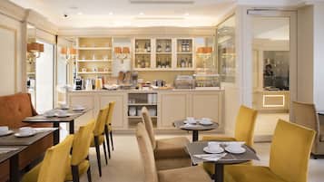 Esmorzar diari d'estil bufet (18 EUR per persona)