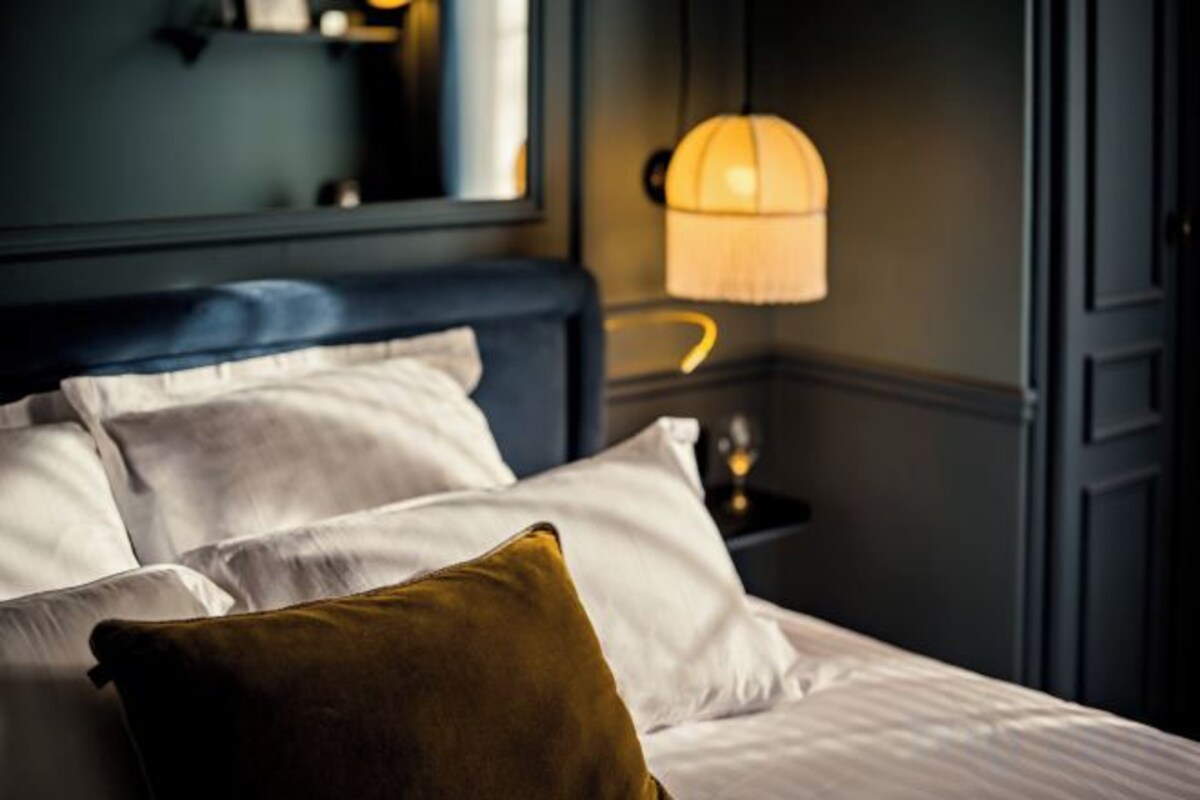 Egyptian cotton sheets, premium bedding, pillowtop beds, minibar