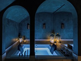 Un sauna, una bañera de hidromasaje