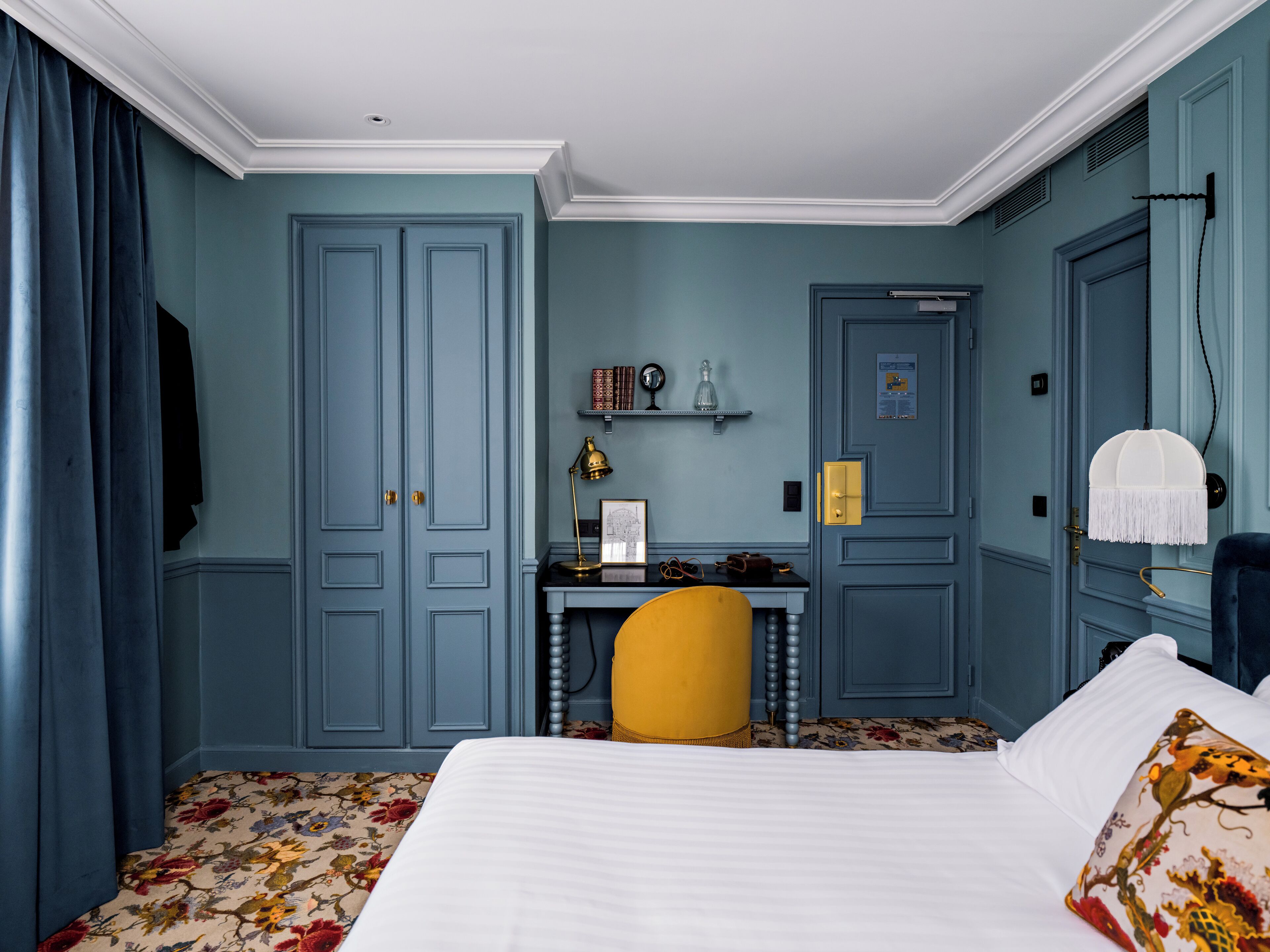 Une chambre à coucher avec un lit, un bureau et une chaise.