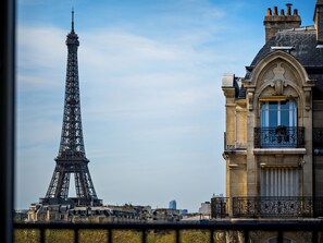 La Chambre 55 - Vue Tour Eiffel - Accès spa 45min offert | Egyptian cotton sheets, premium bedding, pillowtop beds, minibar