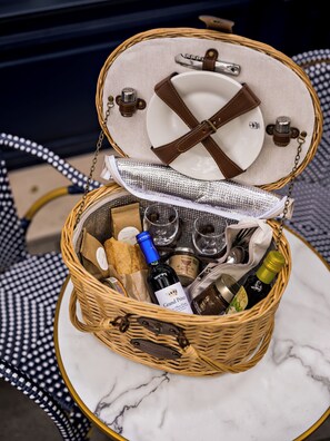 Outdoor dining - Hotel Duquesne Eiffel (Paris)