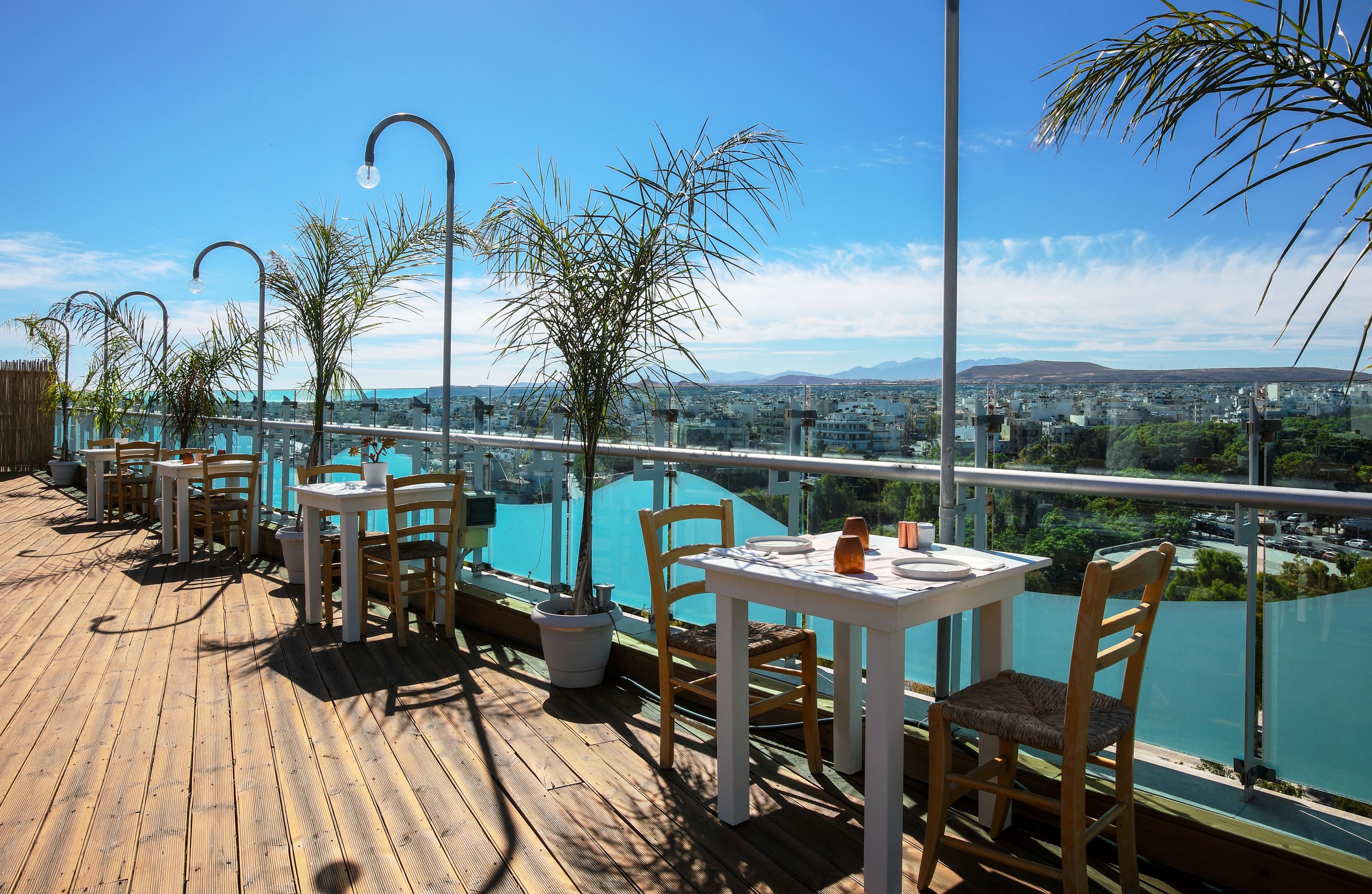 3 restaurantes, se sirven desayunos, comidas y cocina mediterránea