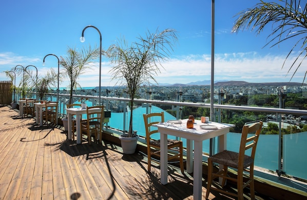3 restaurants; breakfast, lunch, dinner, and brunch served