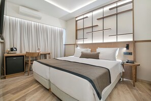 Comfort Room | Duntäcken, värdeförvaringsskåp på rummet och skrivbord
