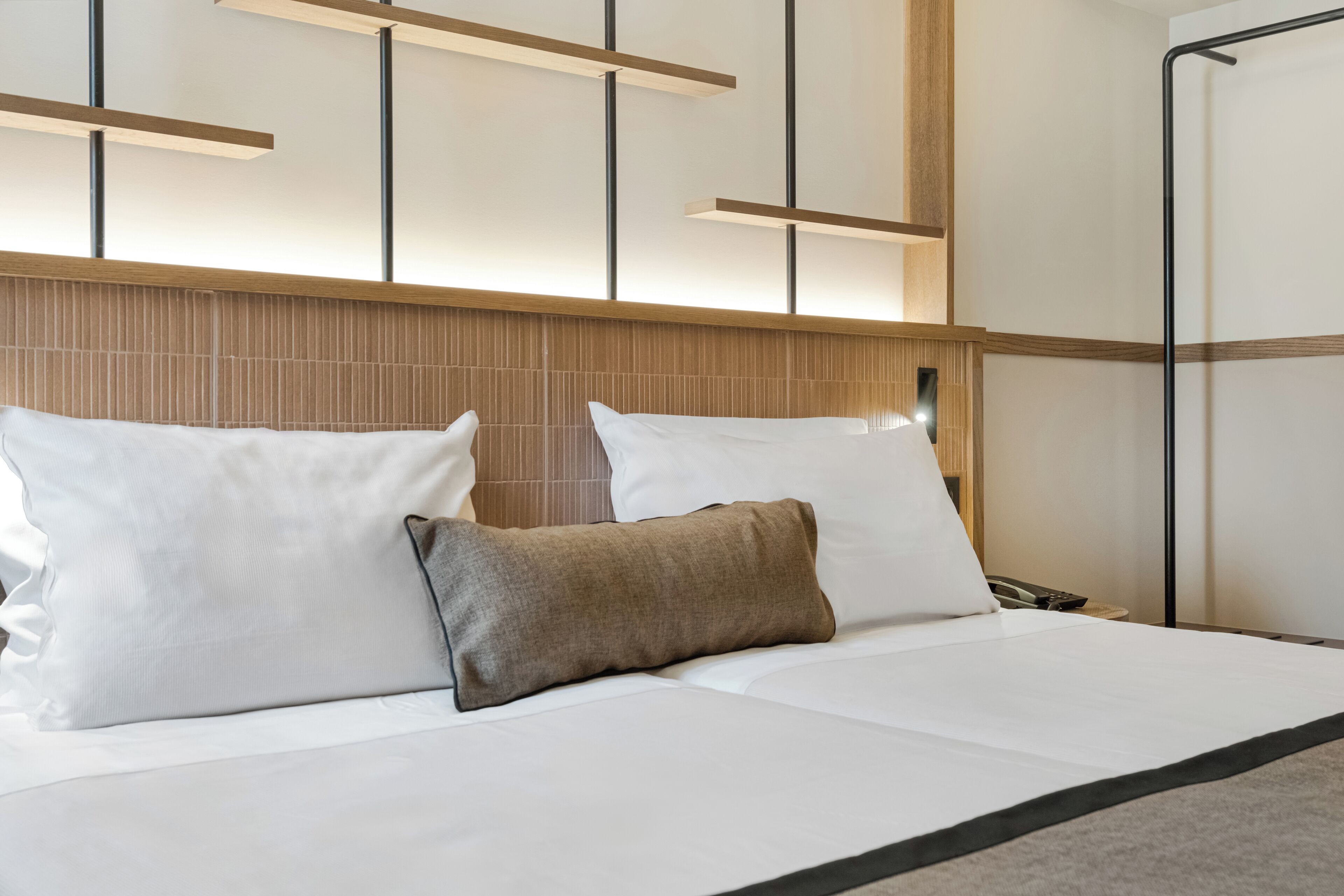 Comfort Room | Untuvapeitot, tallelokero huoneessa, työpöytä