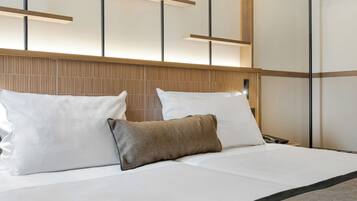 Comfort Room | Untuvapeitot, tallelokero huoneessa, työpöytä