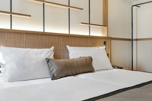 Comfort Room | Down comforters, in-room safe, desk, laptop workspace