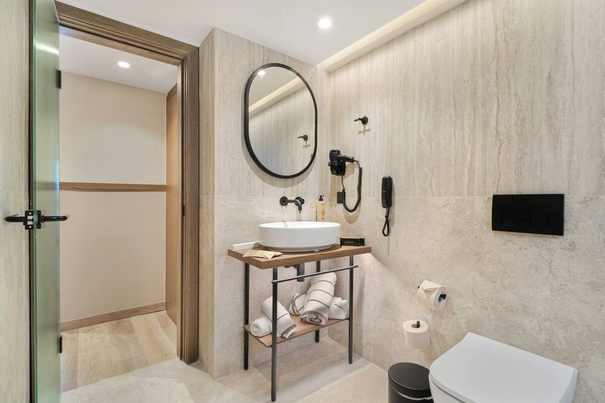 executive suite, accessible | bathroom | shower, free toiletries, hair dryer, slippers