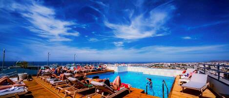 Una piscina al aire libre de temporada (de 11:00 a 20:00), sombrillas