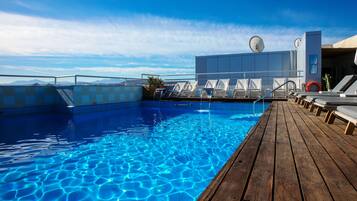 Una piscina al aire libre de temporada (de 11:00 a 20:00), sombrillas