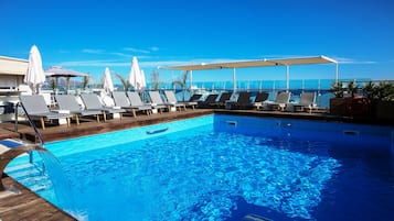 Una piscina al aire libre de temporada (de 11:00 a 20:00), sombrillas