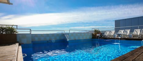 Una piscina al aire libre de temporada (de 10:30 a 20:00), sombrillas