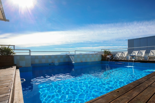 Außenpool (je nach Saison geöffnet), Sonnenschirme, Liegestühle