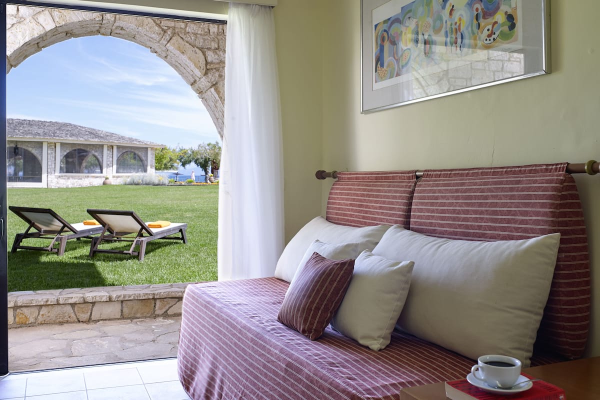 Premium villa, op benedenverdieping | 1 slaapkamer, een minibar, een kluis op de kamer, een bureau