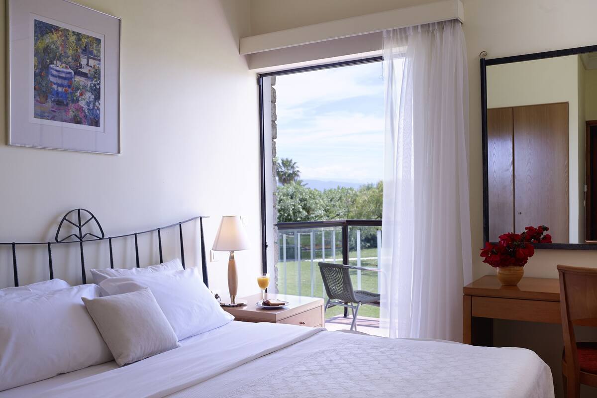 Villa, 2 slaapkamers, uitzicht op tuin | 1 slaapkamer, een minibar, een kluis op de kamer, een bureau