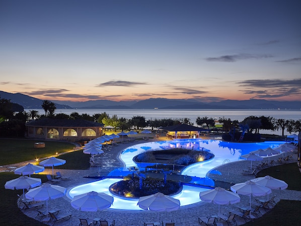 2 outdoor pools, pool umbrellas