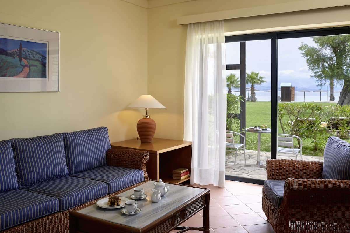 Deluxe bungalow, uitzicht op zee | 1 slaapkamer, een minibar, een kluis op de kamer, een bureau