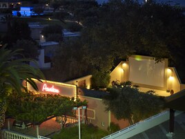 Fachada de la propiedad por la tarde o noche