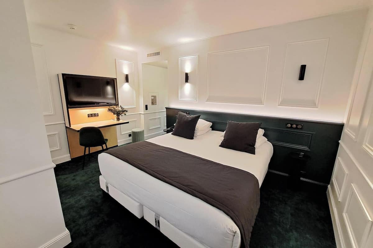 Privilege Room | Hypo-allergenic bedding, minibar, in-room safe, individually furnished