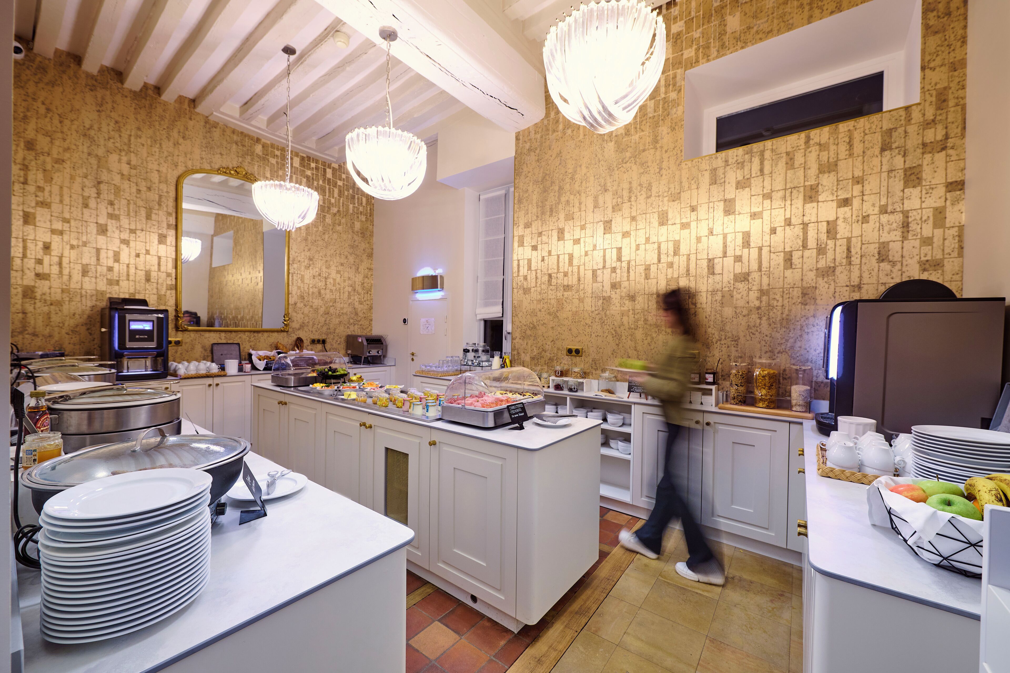 Se ofrece un desayuno bufé (18 EUR por persona)