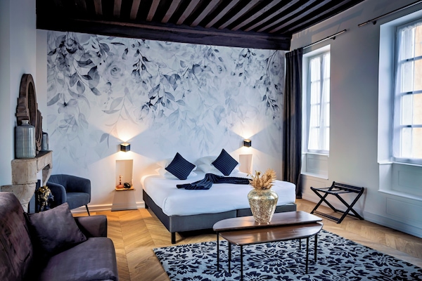 Executive Quadruple Room | Peralatan tempat tidur hipoalergenik, bar mini, peti besi dalam bilik