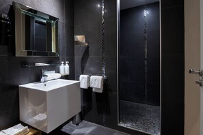 Executive Room | Bathroom | Designer toiletries, hair dryer, slippers, towels - Hôtel Philippe le Bon (Dijon)
