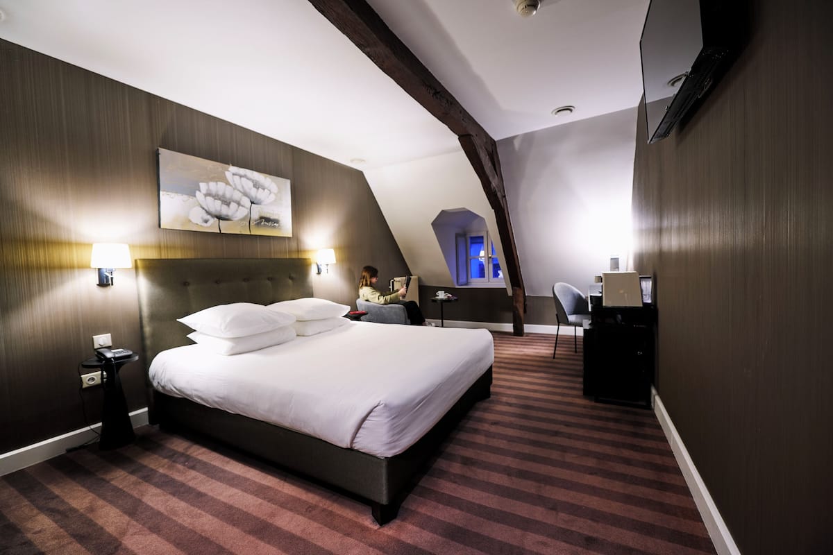 Executive Room | Hypo-allergenic bedding, minibar, in-room safe, individually furnished