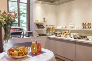 Desayuno buffet (EUR 18 por persona) 