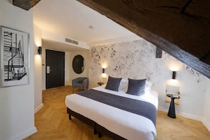 Executive Room | Peralatan tempat tidur hipoalergenik, bar mini, peti besi dalam bilik 