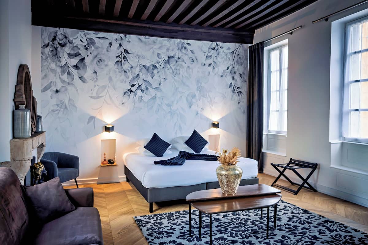 Executive Quadruple Room | Hypo-allergenic bedding, minibar, in-room safe, individually furnished