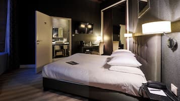 Executive Room | Hypo-allergenic bedding, minibar, in-room safe, individually furnished